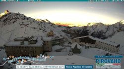 Alberghi allo Stelvio 2757 m. Vista su versante Svizzero