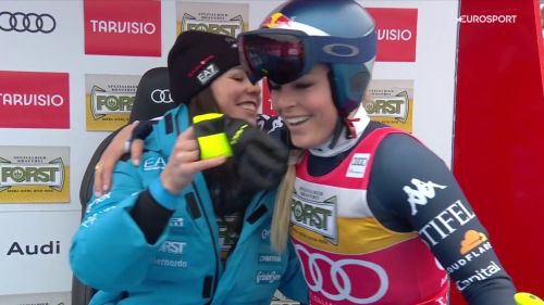 I complimenti della regina: vonn si congratula con delago dopo la discesa