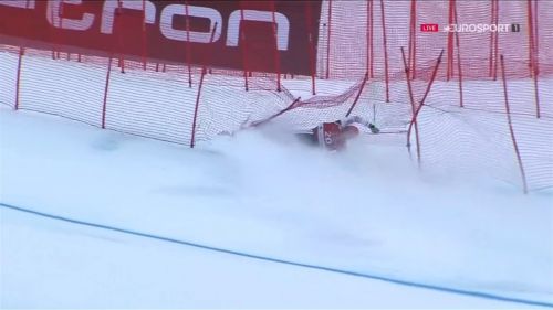 Nils allegre, che spavento! sfonda le reti di kitzbühel a tutta velocità