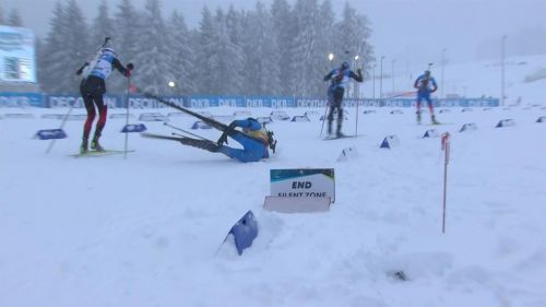 Gli sci si toccano, jacquelin cade dopo il poligono - biathlon, coppa del mondo