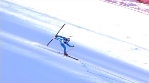 Spavento per paris: cade in superg e resta a terra, poi si rialza