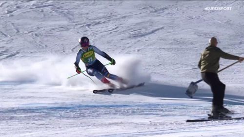 Incredibile goggia: guardaporta in pista, sofia si ferma