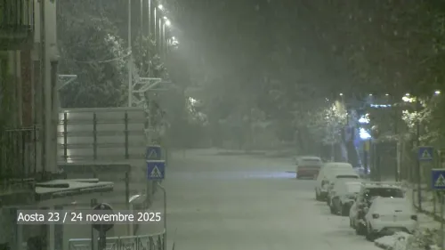 Aosta nevicata notturna in time lapse 23 - 24 novembre 2025
