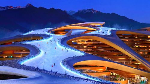 Trojena, il sogno Arabo delle olimpiadi invernali nel deserto, in bilico secondo il Financial Times.