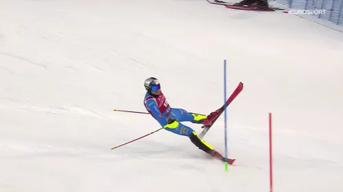 Alex Vinatzer cade nel primo slalom a Levi mentre lottava per il 1° posto nella prima manche