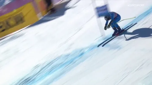 Asja Zenere rischia, sbaglia il salto e deve passare dentro la porta durante il Super G a Sankt Moritz