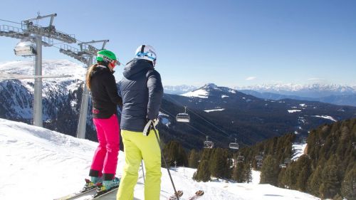 Sciatori in vacanza a obereggen ski center latemar