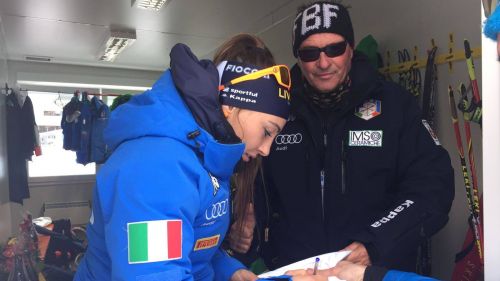 Dorothea Wierer autografa 150 magliette per 'Nepal ti aiutiamo anche noi' di Cattoni DJ