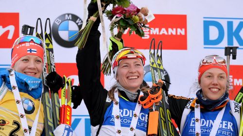 Darya Domracheva vince la sprint di Anterselva davanti a Kaisa Mäkäräinen. Karin Oberhofer 5^