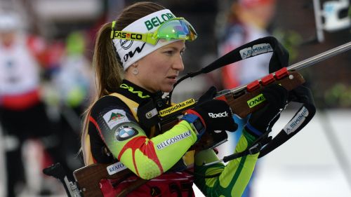 Darya Domracheva a un passo dal disastro, ma poi vince l'inseguimento di Khanty-Mansiysk e ipoteca la Coppa del Mondo
