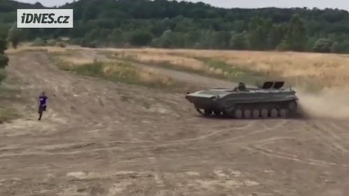 Allenamenti da urlo in Rep.Ceca: Gabriela Soukalova inseguita da un cingolato!