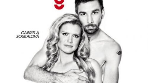 Gabiela Soukalova posa nuda assieme al suo compagno per combattere il cancro