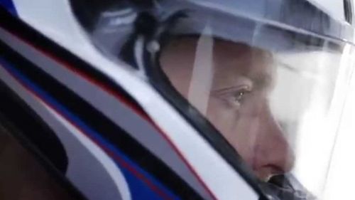 Machata scende in pista con una valigia