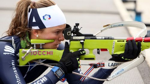 Cambi di outfit anche per Nicole, prima in blu