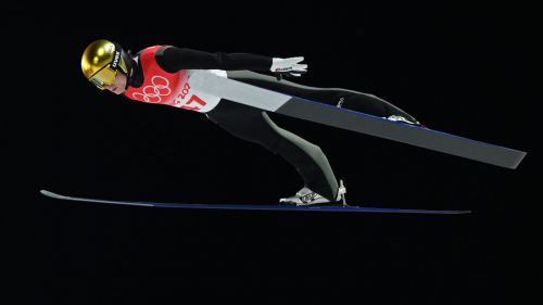Marius Lindvik è il nuovo campione olimpico su trampolino grande, oro storico per la Norvegia del salto con gli sci